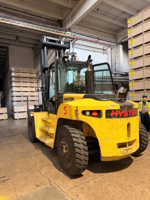 Wózek widłowy z komputerem pojazdowym Winmate FM10